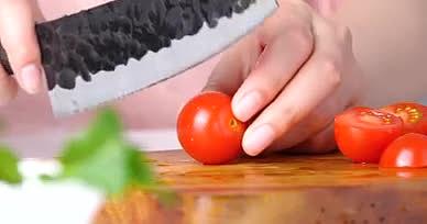 4K切圣女果切水果小番茄圣女果视频的预览图